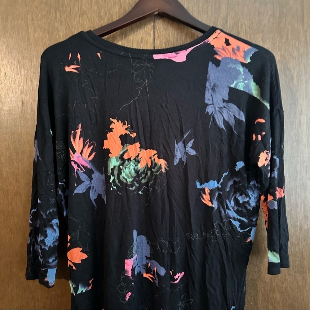 Babaton Black Orange Blue Graphic Norris Short Sleeve Tee Blouse Sz S Cozy - Picture 6 of 9